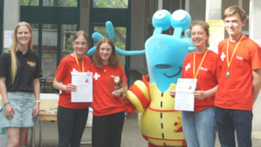 Die Schulsanitäter:innen des Ernst-Barlach-Gymnasiums erhielten den Siegerpokal von Silja Janßen aus dem Landesjugendvorstand der ASJ Schleswig-Holstein.