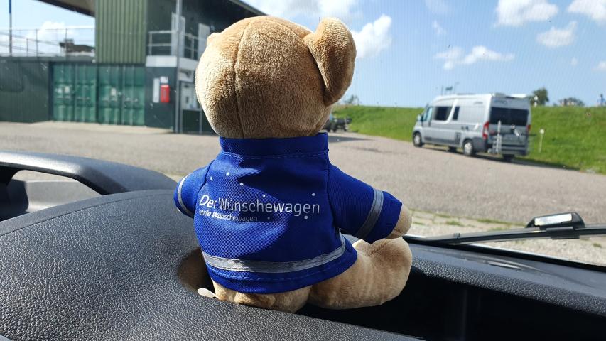 Der ASB-Wünschwagen-Bär auf dem Weg zur Spendenübergabe