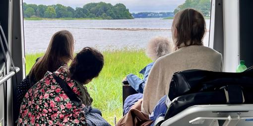 Blick im Regen aus dem Wünschewagen